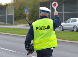 Policjant Ruchu Drogowego, dający sygnał tarczą do zatrzymania