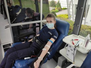 policjantka oddaje krew w krwiobusie