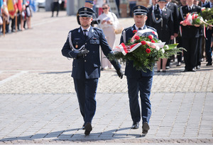 Komendant Powiatowy z wieńcem (po prawej) wraz z Naczelnikiem Prewencji w galowym umundurowaniu, podczas uroczystości związanej z obchodami Święta Konstytucji 3 Maja