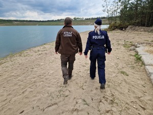 Patrol łączony policjantka i funkcjonariusz straży leśnej