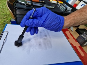 Ujawnianie śladów na papierze za pomocą pędzelka i proszku magnetycznego