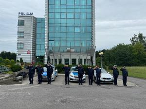 Policjanci przed budynkiem komendy oddają hołd poległemu żołnierzowi