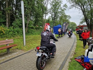Przejazd motocyklistów deptakiem przy Zalewie Wolbromskim