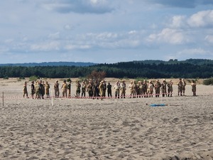 Gromadzący się na Pustyni Błędowskiej żołnierze przygotowujący się do rekonstrukcji  bitwy