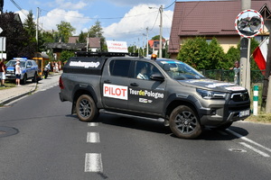 Pojazd pilotujący trasę Tour the Pologne. W tle ulica i zabudowania