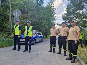 Policjanci i strażacy zabezpieczający przejazd rowerzystów