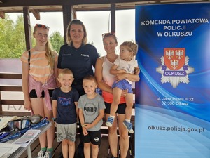 Policjantka z dziećmi pozuje do zdjęcia