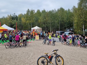 Namioty organizatorów małopolska Tour przy których widać rowerzystów