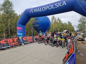 Start rajdu rowerowego i oczekujący na rozpoczęcie rowerzyści