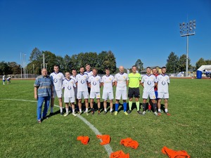 Drużyna Komendy Powiatowej Policji w Olkuszu z Prezesem Ludowego Klubu Sportowego Januszem Mentlewiczem