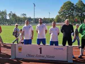 Przy podium drużyna z Komendy Powiatowej Policji w Oświęcimiu, która zajęła 1 miejsce