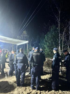 Nocna akcja poszukiwawcza za zaginionym seniorem. Policjanci i strażacy