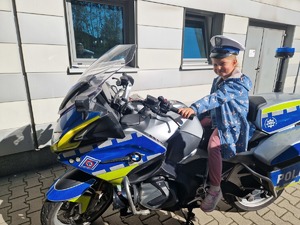 Dziewczynka na policyjnym motocyklu