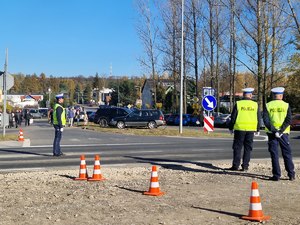 Policjanci kierują ruchem na drodze podczas Dnia Wszystkich Świętych.