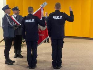 Policjanci podczas ślubowania przed sztandarem