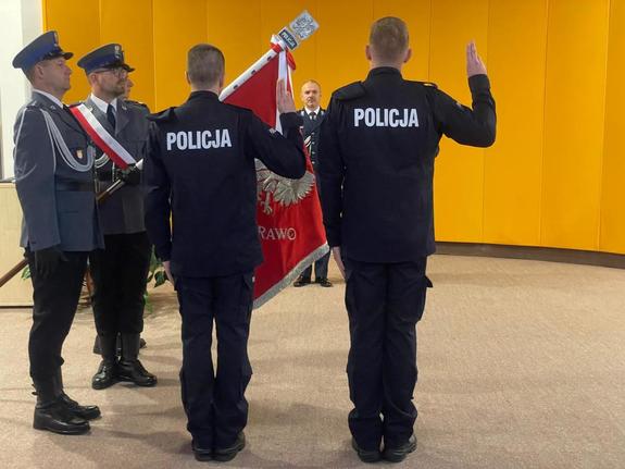 Policjanci podczas ślubowania przed sztandarem