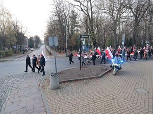 Zabezpieczenie przemarszu uczestników &quot;Olkuskiego Marszu dla Niepodległości&quot;. Uczestnicy idą z flagami