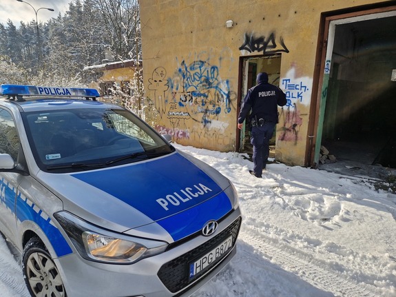 Dzielnicowy kontroluje zimą pustostan