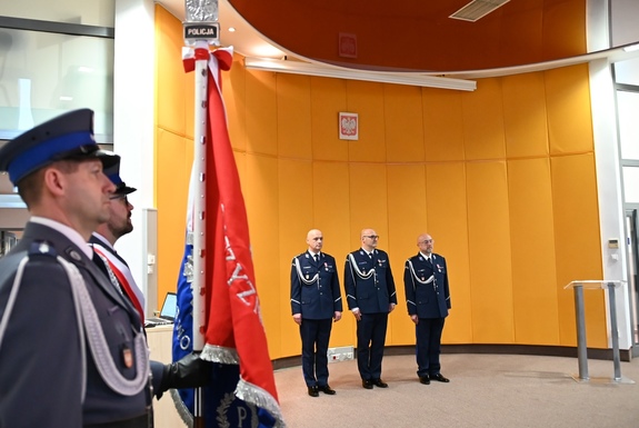 Zastępca Komendanta Wojewódzkiego Policji w Krakowie wraz z ustępującym i nowym Komendantem. Po lewej poczet sztandarowy ze sztandarem