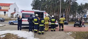 Punkt dowodzenia policyjnej akcji. Policjanci i strażacy, pojazdu służbowe, quady.