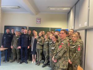 I zastępca z Dyrektor oraz uczniami klas wychowania wojskowego