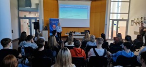 Uczniowie  w auli komendy podczas wystąpienia pracownika kadr