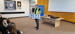 Technik kryminalistyki na spotkaniu z uczniami