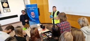 Technik kryminalistyki na spotkaniu z uczniami