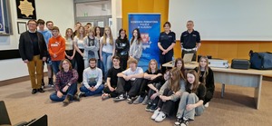 Wspólne zdjęcie policjantów z uczniami