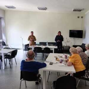 Policjantka i strażak na spotkaniu z seniorami