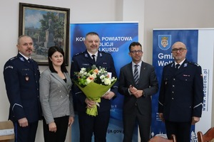 Nowy komendantem Robert Piwek z Burmistrzem z Wolbromia, Zastępcą Burmistrza, Komendantem Komendy Powiatowej Policji w Olkuszu oraz I Zastępcą.