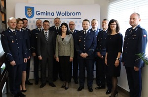Komendant Komisariatu wraz z kierownictwem jednostki oraz Burmistrzem i Zastępcą z Wolbromia.