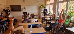 Policjant na spotkaniu z dziećmi w klasie lekcyjnej