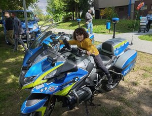 Chłopiec na policyjnym motocyklu