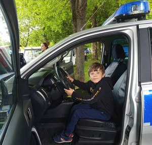 Dziecko za kierownicą radiowozu