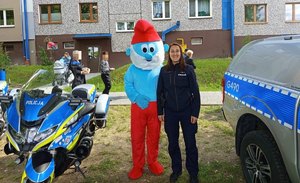 Policjantka z osiedlową maskotką podczas pikniku