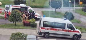 Policjanci i strażacy przy pojeździe ochotniczej straży podczas akcji poszukiwawczej