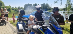 Dziecko na policyjnym motocyklu podczas pikniku