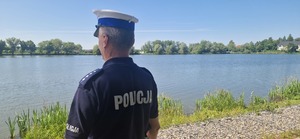 Policjant nad Zalewem Wolbromskim