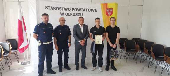 Wicestarosta Olkuski, Komendant Powiatowy Policji w Olkuszu, Naczelnik Wydziału Ruchu Drogowego,  i zwycięska drużyna z zespołu szkół nr 1 w Olkuszu