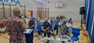 Przemówienie Pani dyrektor w tle zaproszeni gości i uczniowie szkoły