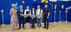 Laureaci konkursu i organizatorzy - wręczenie nagród