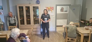 Policjantka na spotkaniu z seniorami