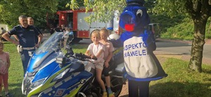 Dziecko na motocyklu i Inspektor Wawelek