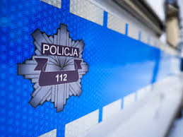 Odznaka policyjna umieszczona na radiowozie