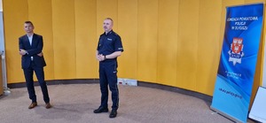 Na zdjęciu policjant i odchodzący na emeryturę Zastępca Naczelnika