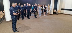 Policjanci i pracownicy KPP w Olkuszu podczas spotkania.