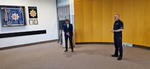 Przemawiający emeryt i Zastępca Komendanta Powiatowego Policji w Olkuszu