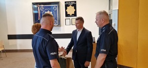 Emeryt policyjny przyjmuje gratulacje.