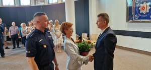 Emeryt policyjny przyjmuje gratulacje.